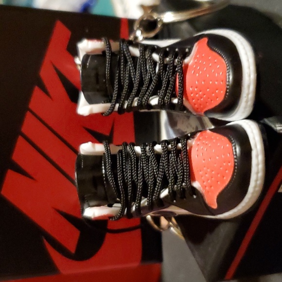 Custom Nike Shoe Keychains set of 2 shoes. (1 pair.) ❤️🖤 - Picture 10 of 16